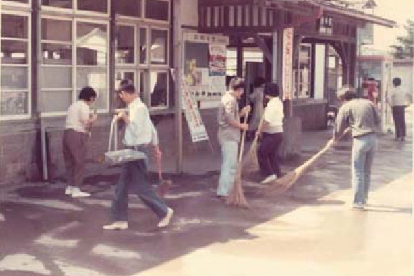 岩⾈駅で清掃活動